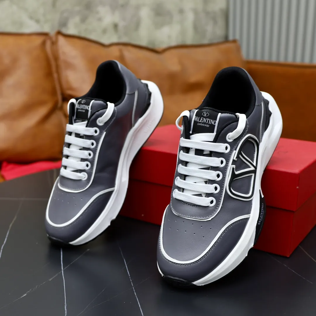 Ex-factory price: 460💰VALENTINO/Valentino 2025 men's latest low-top thick-soled sports shoes are shipped. Heavy-duty craftsmanship, men's fine casual sports shoes, versatile style. Original leather, rubber lines embellished with geometric segmented uppers, hand-stitched, novel and fashionable, rubber soles with rivet details on the front and back, VALENTINO GARAVANI LOGO printed on the side, and Valentino Garavani decorative inlays on the tongue. Logo, comfortable, breathable and durable on the feet! Comes with full original packaging! Code number: 38-39-40-41-42-43-44 (45 can be customized)